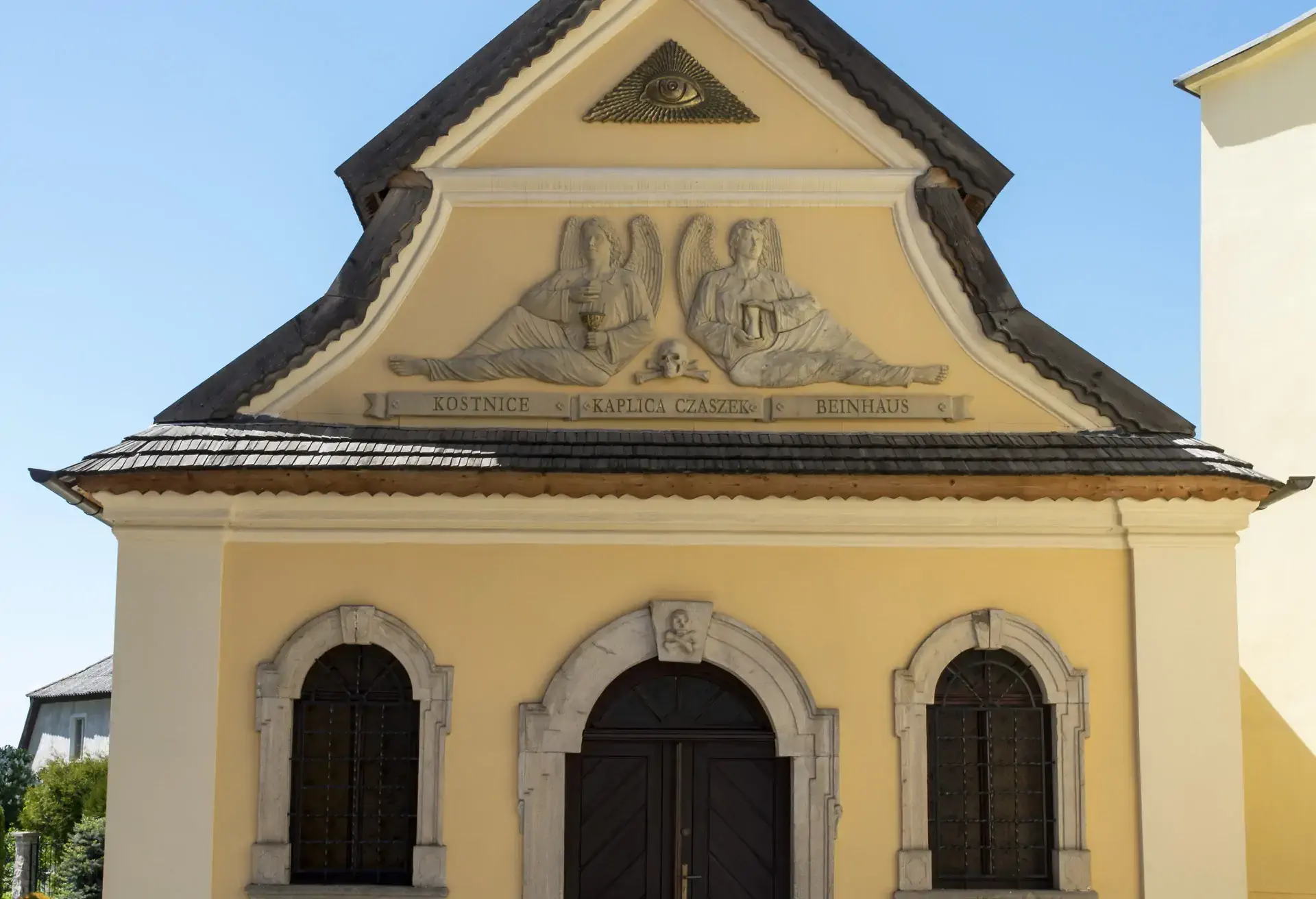 Wnętrze mrocznej Kaplicy Czaszek
