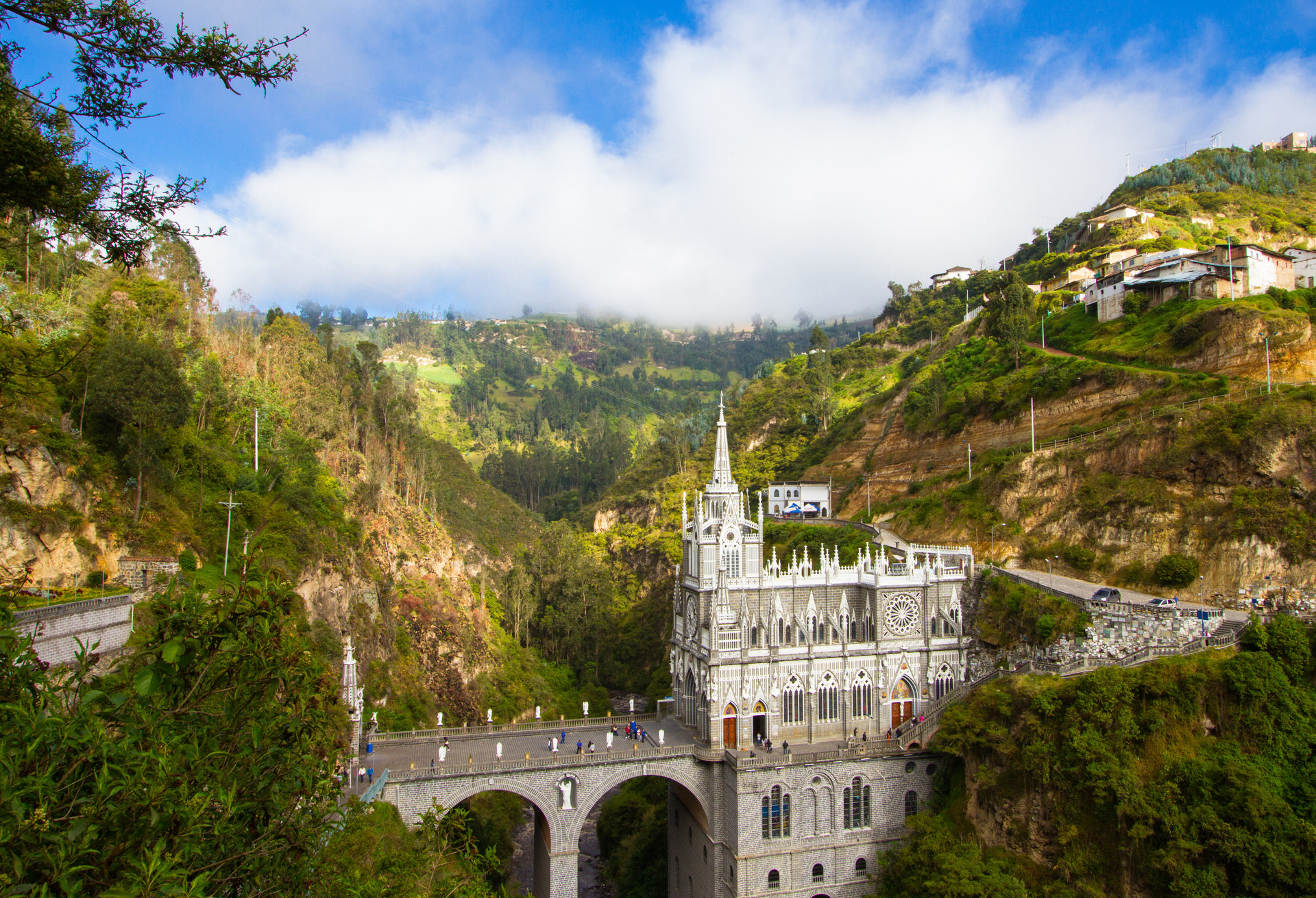 Zapierające dech w piersiach detale i cudowne otoczenie – Bazylika Las Lajas