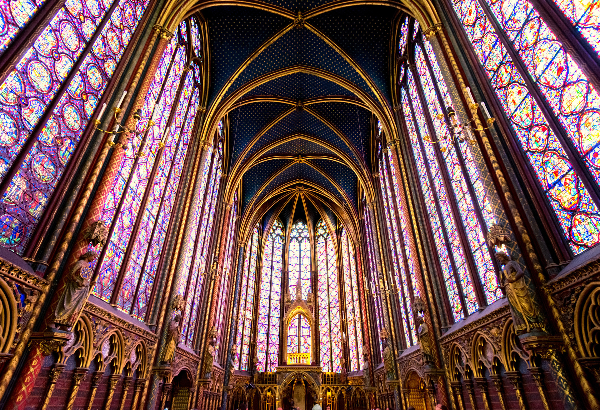 Unikalne szklane mozaiki i witraże w Sainte-Chapelle przedstawiają ponad tysiąc scen z Biblii