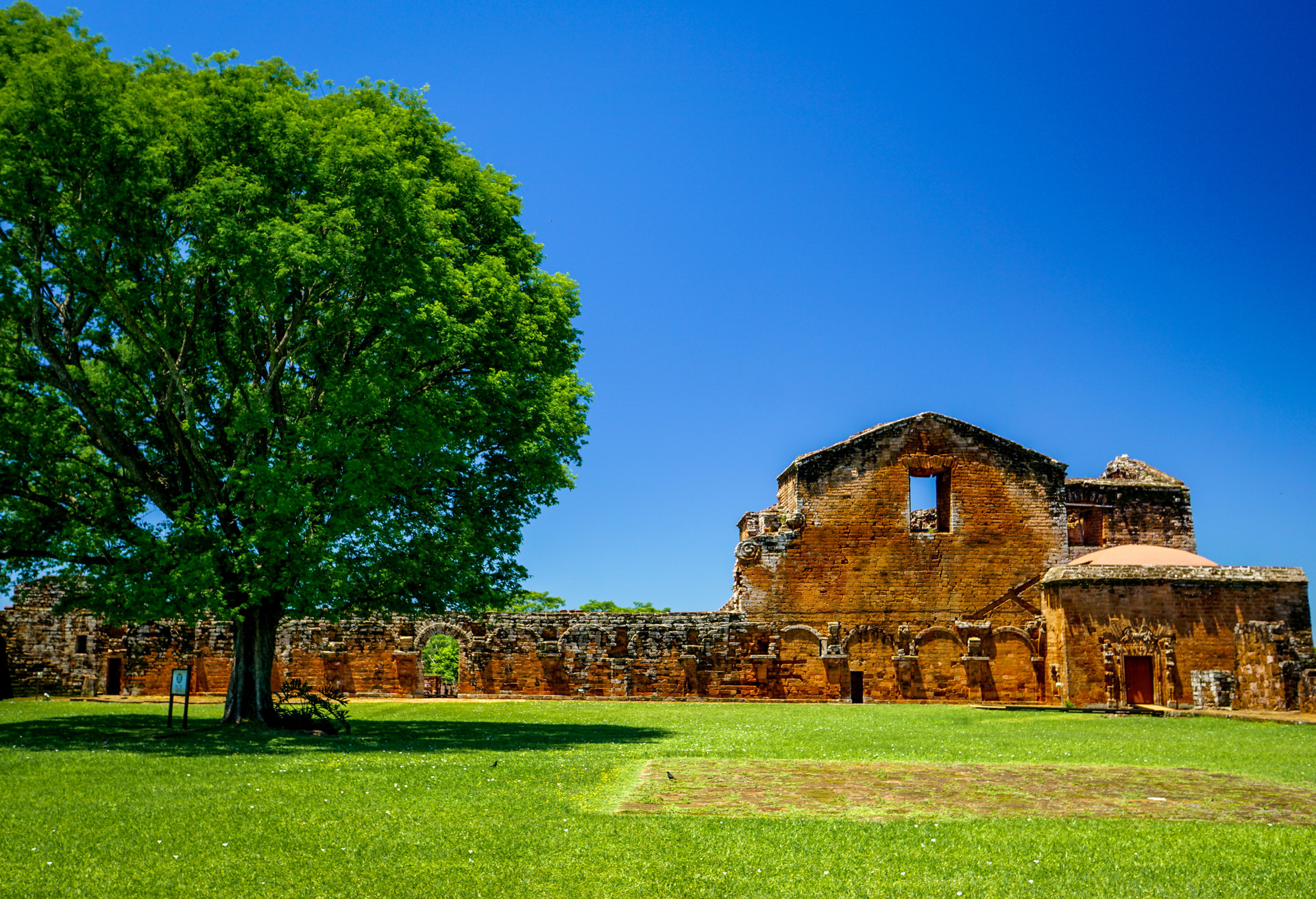 Niesamowite ruiny misji jezuickich w pobliżu Encarnación, Paragwaj – jedno z najpiękniejszych miejsc w Ameryce Południowej