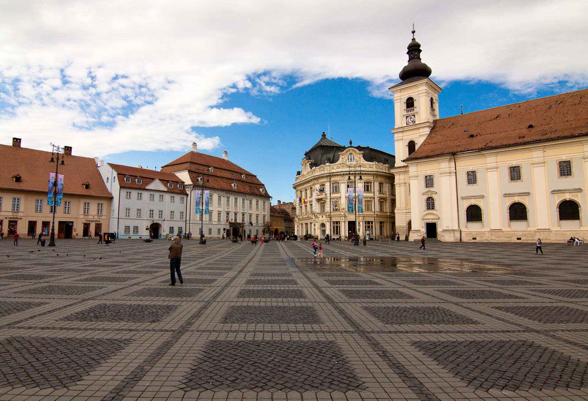 Duży Rynek w Sibiu to miejsce spotkań mieszkańców – przejdź się i delektuj kawą i piękną architekturą