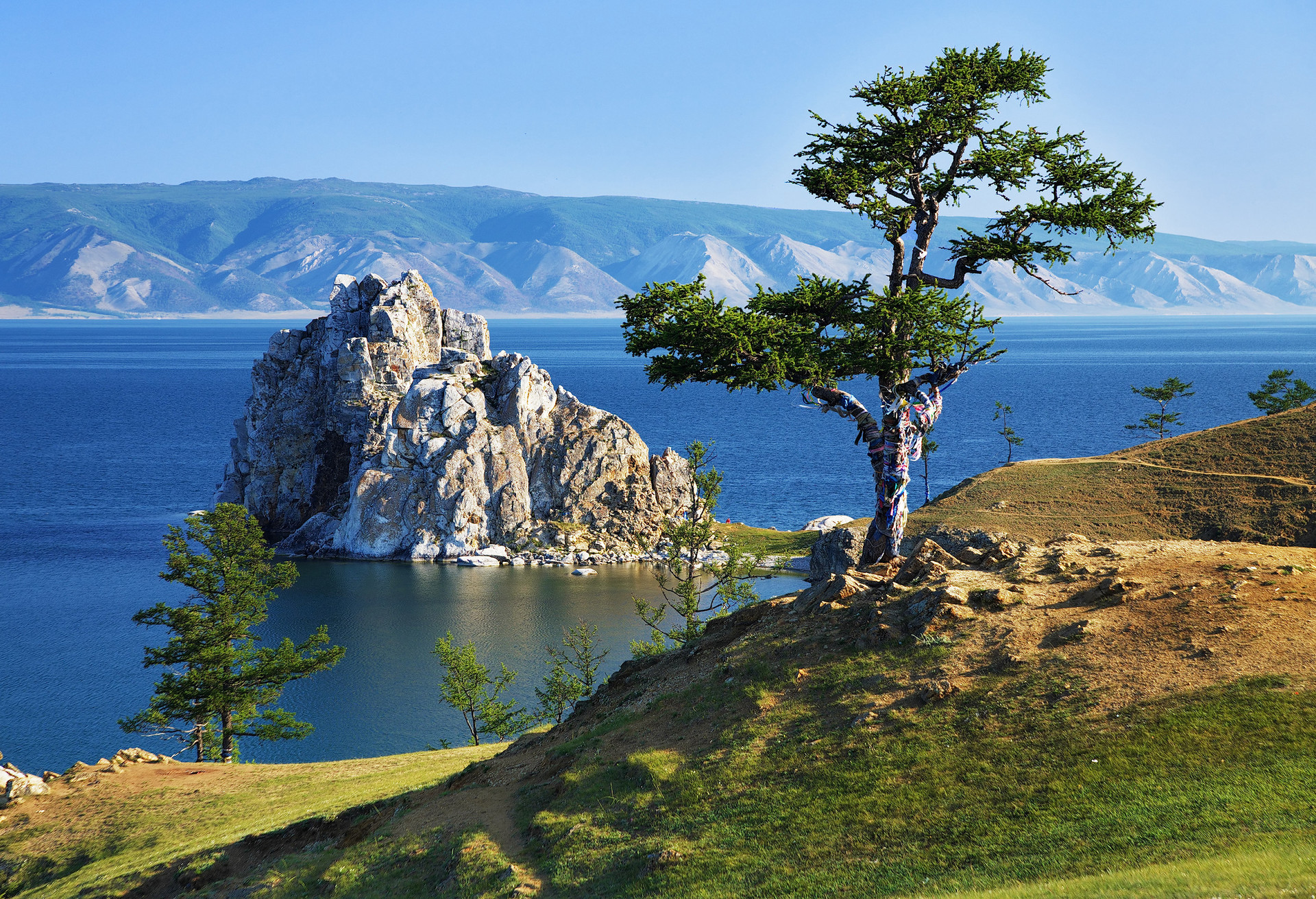 Piękny widok na wyspę Olchon na jeziorze Bajkał