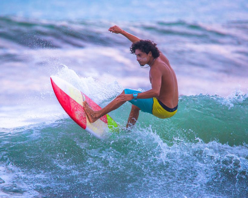 Wakacje na fali: najlepsze miejsca do surfowania
