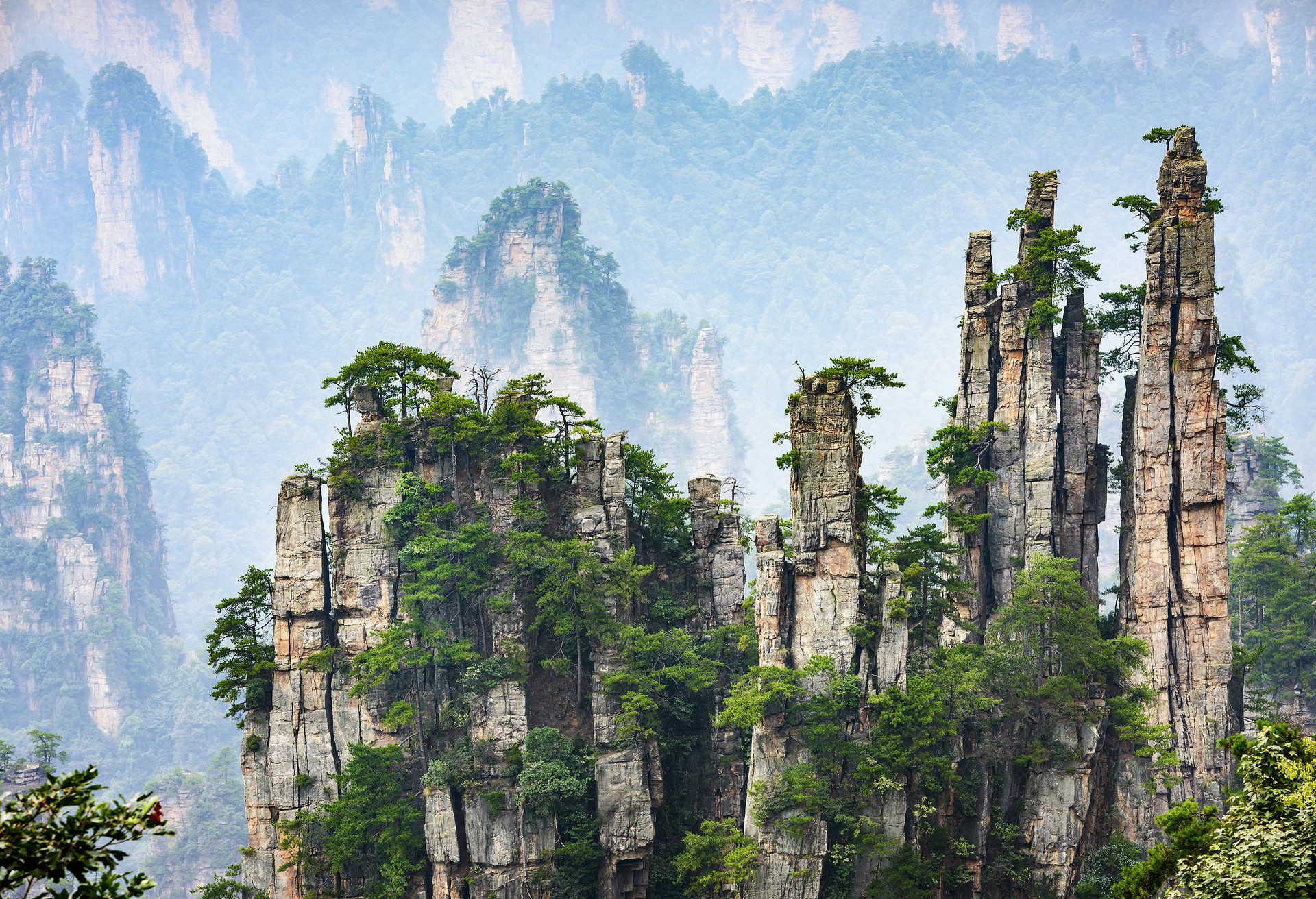 Chińska prowincja Hunan to dom imponujących, przypominajacych wieże skał