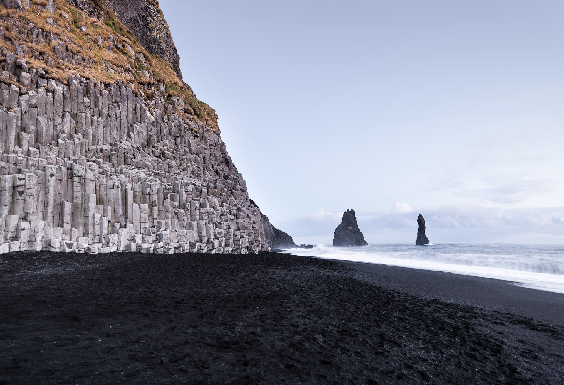 Istnieje mnóstwo rodzajów plaż – w Islandii odwiedź plażę z czarnym piaskiem, Reynisfjara