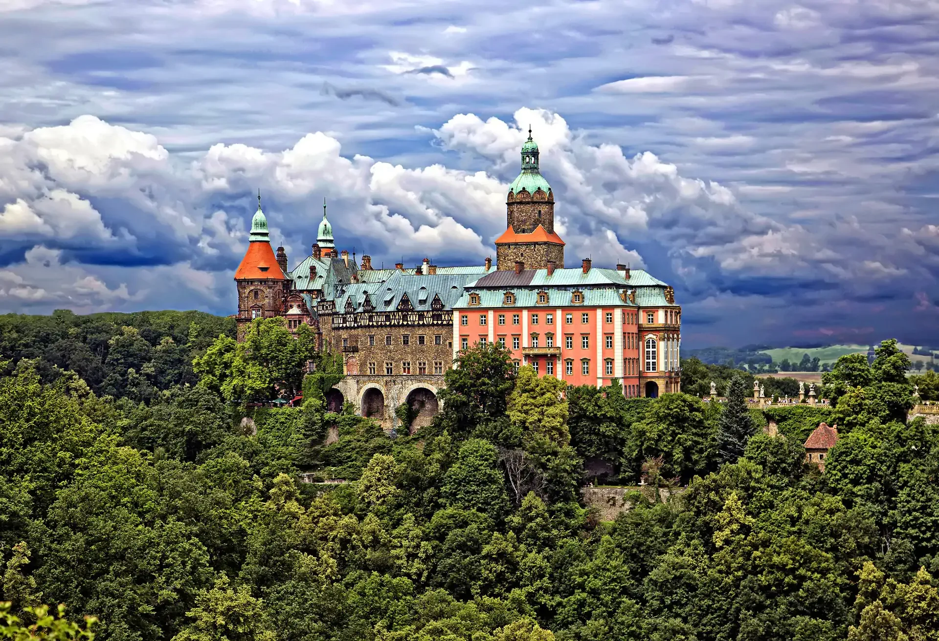 Za tą uroczą fasadą kryje się wiele sekretów…