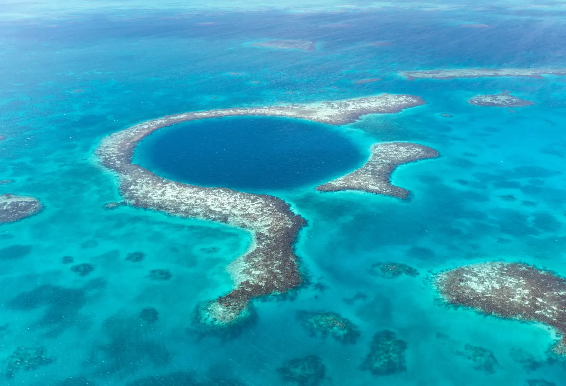 Rozpadlina Great Blue Hole w pełnej okazałości widziana z lotu ptaka
